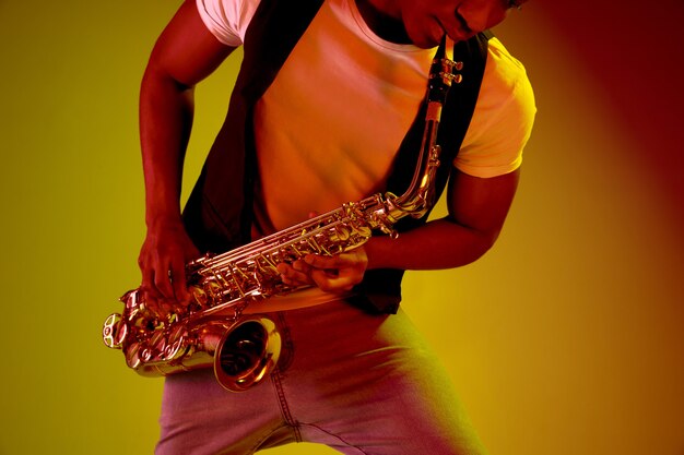 Musicien de jazz afro-américain jouant du saxophone