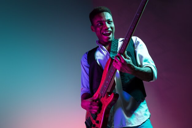 Musicien de jazz afro-américain jouant de la guitare basse