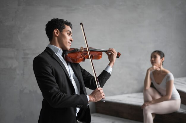 Musicien jouant du violon pour ballerine