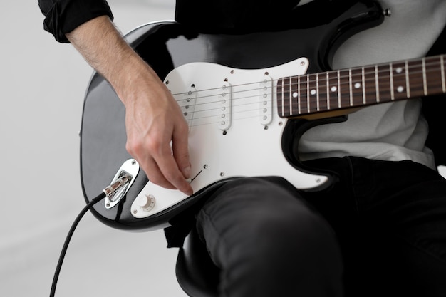 Photo gratuite musicien jouant de la guitare électrique