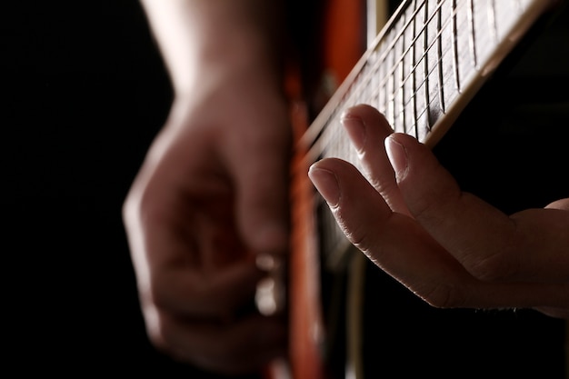 Musicien jouant de la guitare