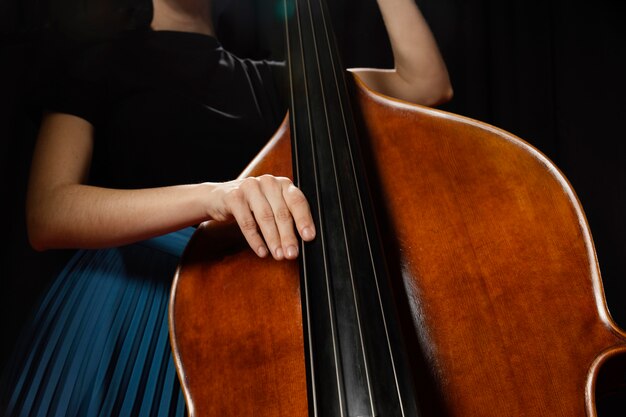 Musicien passionné célébrant l'événement de la journée du jazz