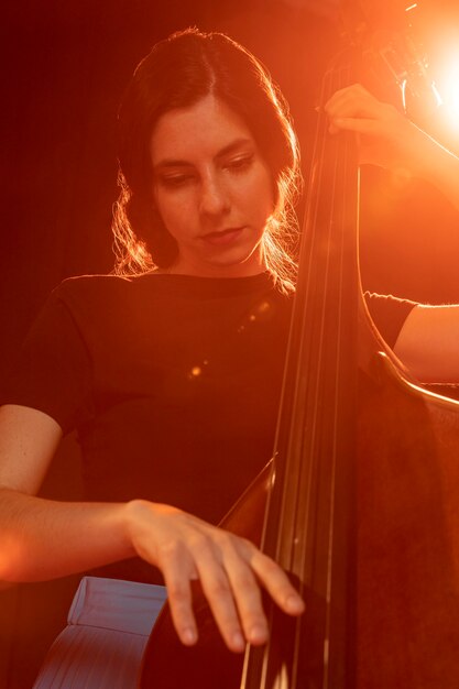 Musicien passionné célébrant l'événement de la journée du jazz