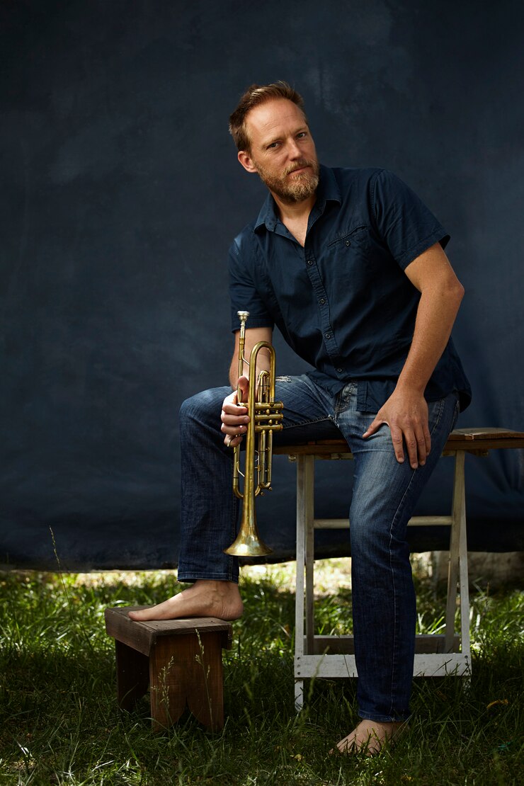 musicien posant avec son instrument