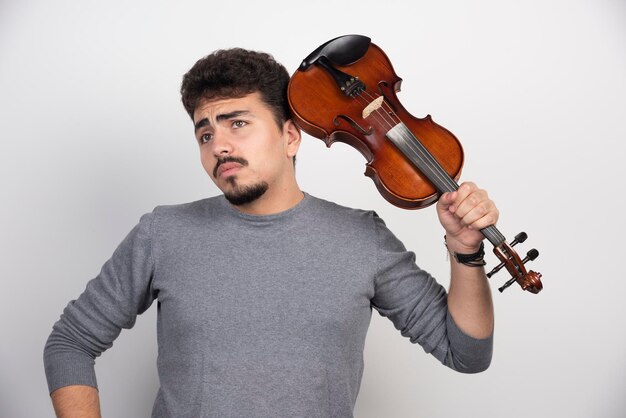 Photo gratuite le musicien se sent nerveux à propos de sa performance au violon.