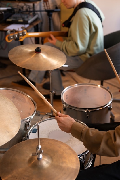 Photo gratuite musiciens à angle élevé travaillant en studio