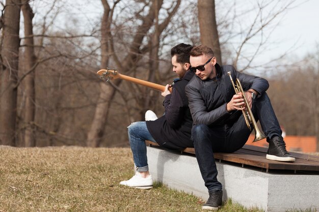 Musiciens sur banc à l&#39;extérieur