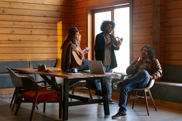 Des musiciens country à l'intérieur