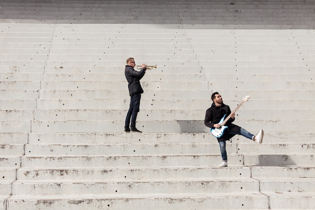 Photo gratuite musiciens effectuant des stais en béton