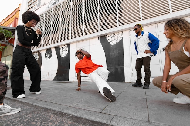 Musiciens hip hop underground complets