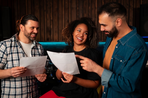 Photo gratuite musiciens de plan moyen travaillant en studio