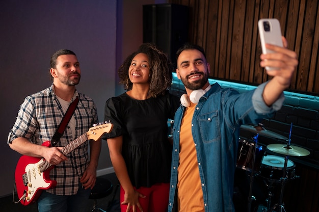 Photo gratuite musiciens de vue de face prenant selfie