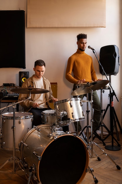 Photo gratuite musiciens de vue de face travaillant en studio