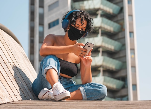 Musique auditive féminine attrayante avec un masque mobile et protecteur