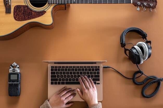 Musique de fond avec casque, enregistreur, ordinateur portable et guitare, mise à plat, concept de créativité musicale.