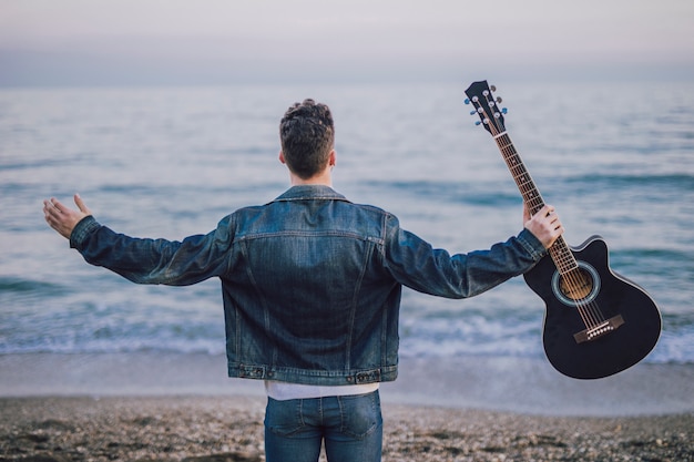 Photo gratuite musique de guitare en extérieur