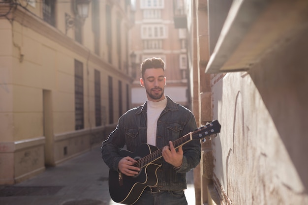 Photo gratuite musique de guitare en extérieur