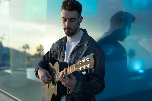 Photo gratuite musique de guitare en extérieur