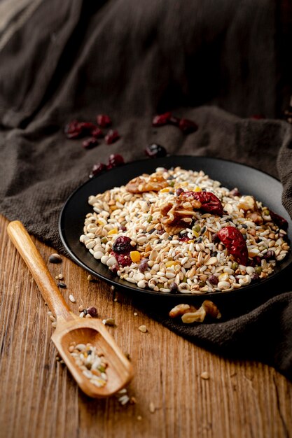 Musli dans une assiette noire sur un drap noir