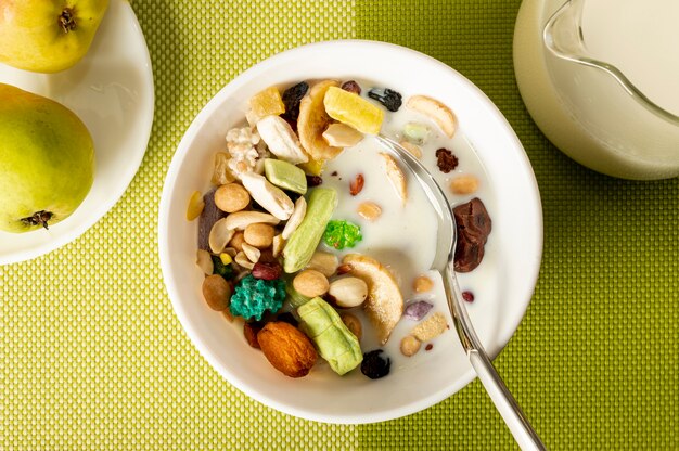 Musli à plat avec du lait dans un bol