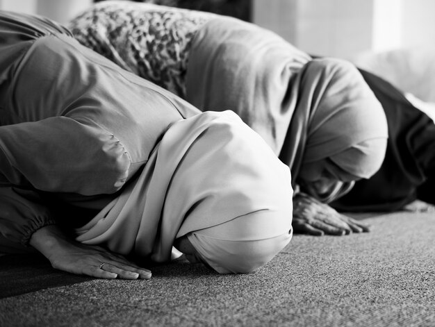 Musulmans priant dans la posture de Sujud