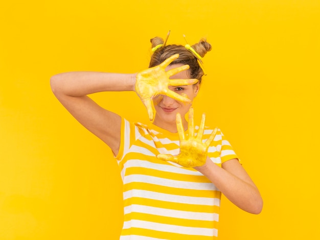 Photo gratuite mystérieuse femme avec de la peinture sur les mains