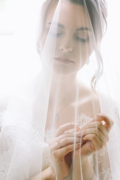 Mystérieux portrait d&#39;une mariée cachée sous le voile