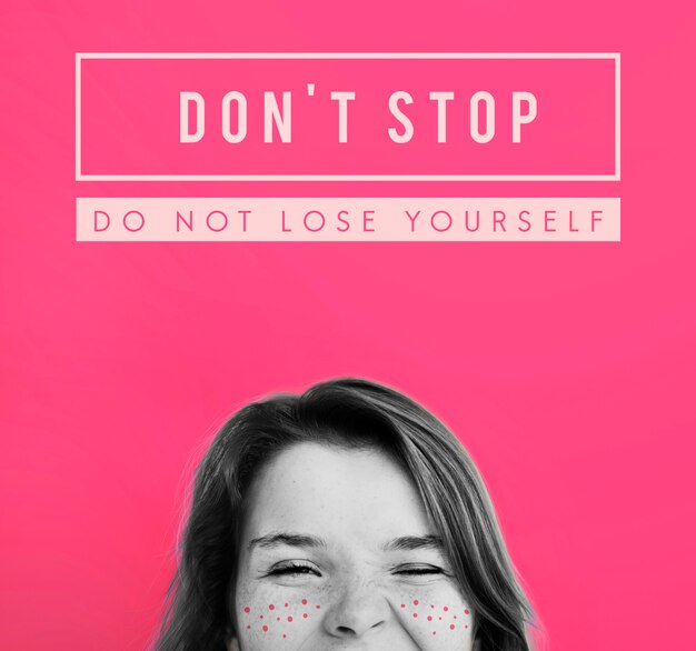 N'arrêtez pas les taches de rousseur de fille d'inspiration d'objectif