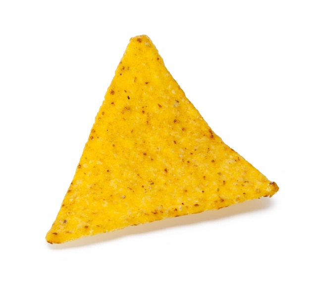 Nachos de maïs sur fond blanc