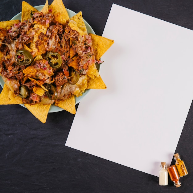 Photo gratuite nachos près de la feuille de papier