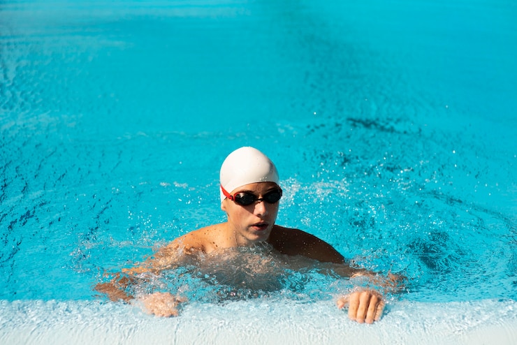 Photo gratuit nageur masculin avec des lunettes dans la piscine et copiez l'espace