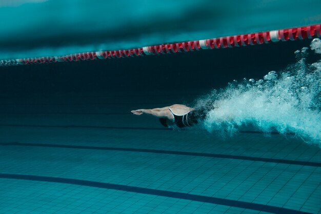 Nageur rapide dans la piscine plein coup