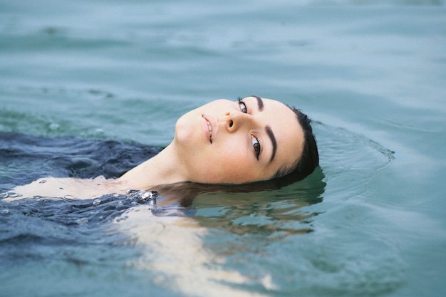 Photo gratuite nageuse faisant de l'aquagym dans le lac