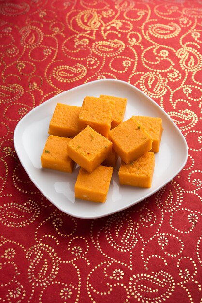 Nagpur Orange Burfee ou barfi ou burfi est un fudge crémeux à base d'oranges fraîches et de mawa