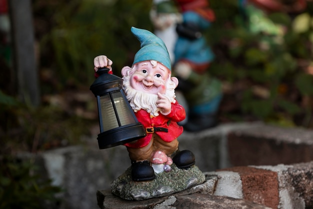 Photo gratuite nain de jardin avec drôle de chapeau à l'extérieur