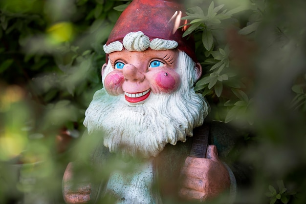 Photo gratuite nain de jardin avec drôle de chapeau à l'extérieur