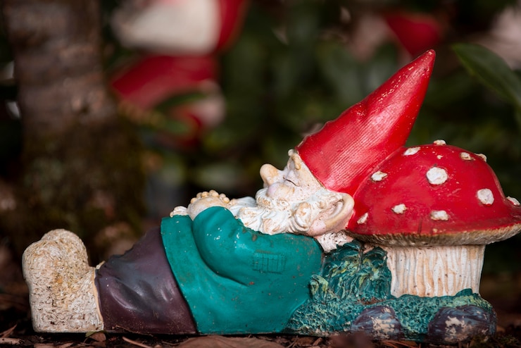 Photo gratuit nain de jardin drôle à l'extérieur