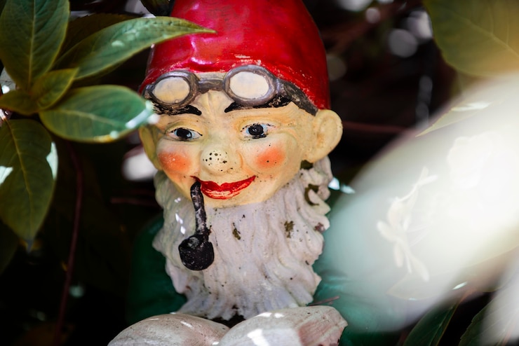 Photo gratuit nain de jardin drôle à l'extérieur