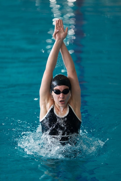 Photo gratuite natation d'athlète de coup moyen