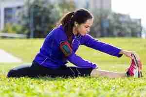 Photo gratuite nature du sport étireuse féminine