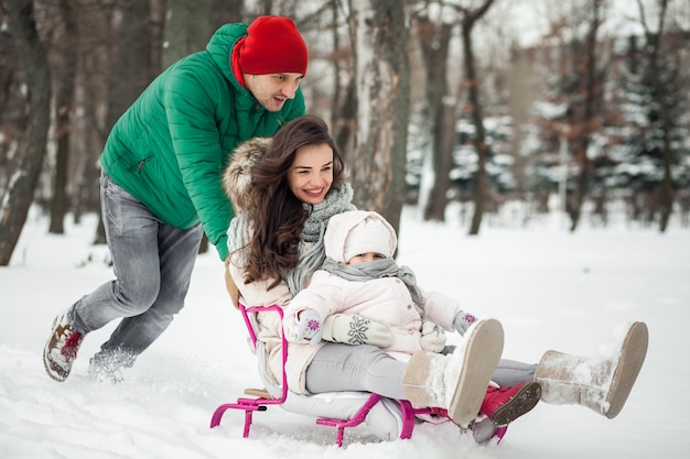 Nature enfant marche mère neige