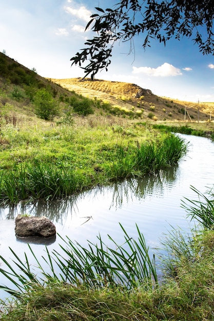 Nature de la Moldavie, vallée avec rivière qui coule