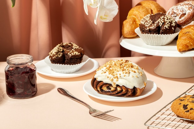 Photo gratuite nature morte avec des aliments de boulangerie appétissants