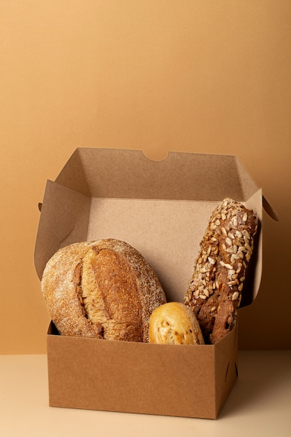 Photo gratuite nature morte avec des aliments de boulangerie appétissants