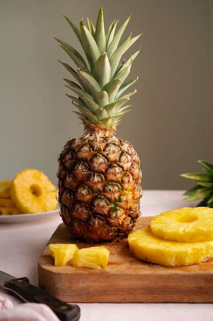 Photo gratuite nature morte d'ananas délicieux