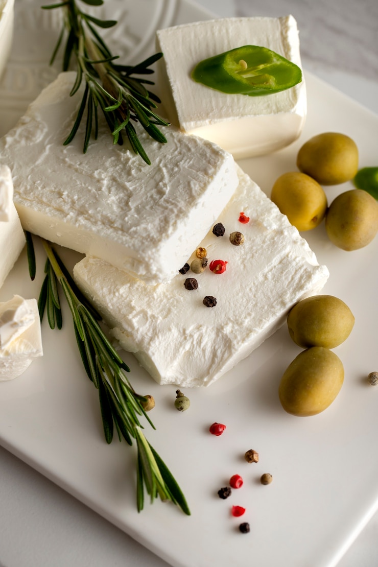 Photo gratuit nature morte au fromage frais