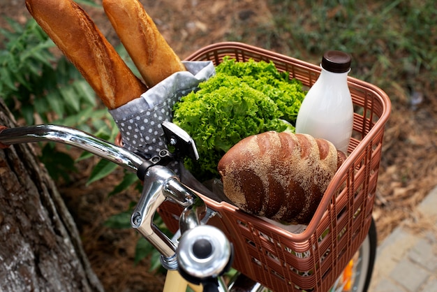 Nature morte au panier de vélo