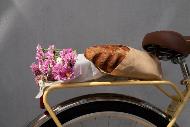 Photo gratuite nature morte au panier de vélo