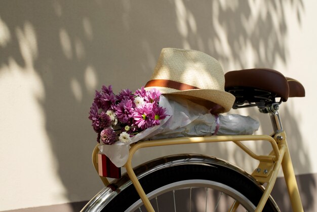 Photo gratuite nature morte au panier de vélo