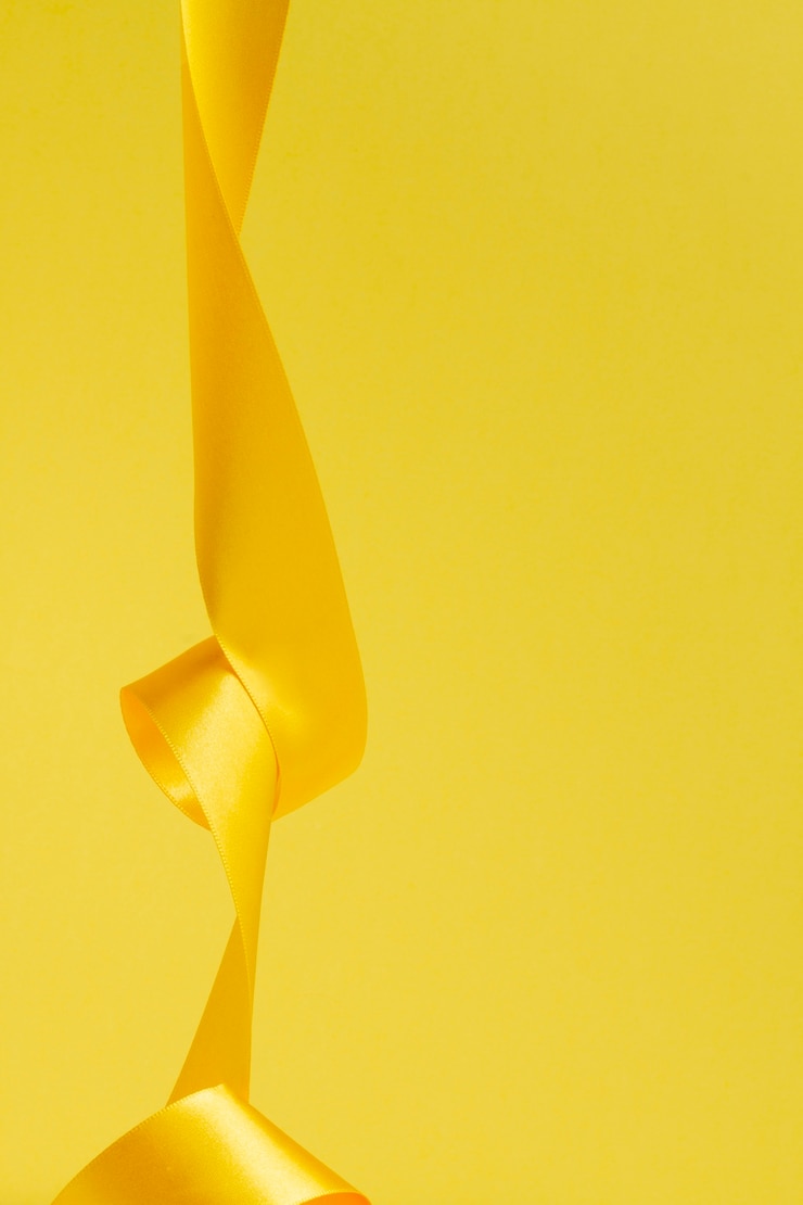 Photo gratuit nature morte au ruban jaune